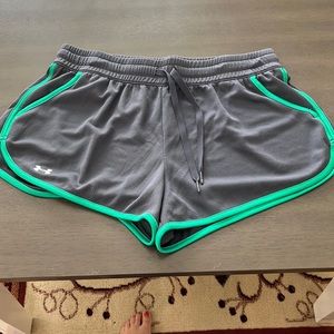 Under armour gray/green semi fitted heat gear short athletic shorts size medium